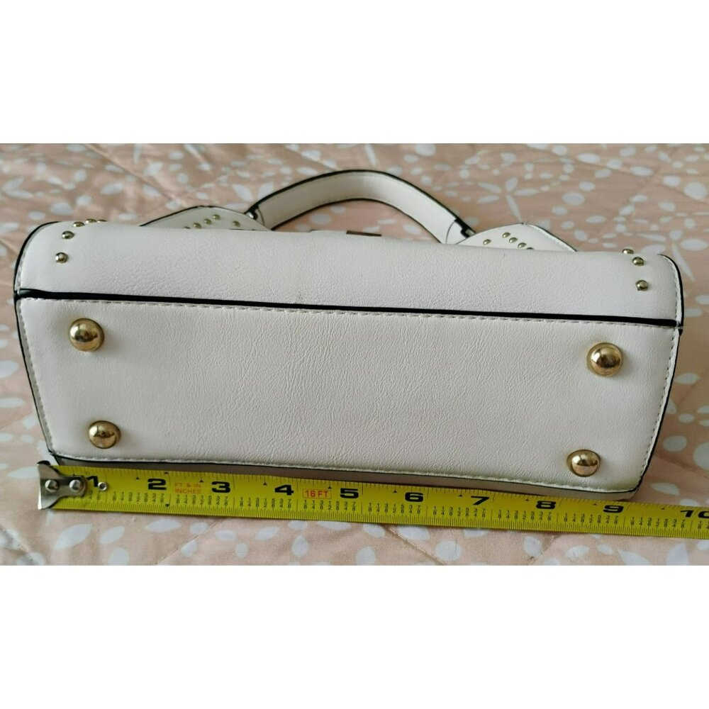 Mellow World White Floral Embroidered Handbag With Gold Tone Hardware - Picture 5 of 10
